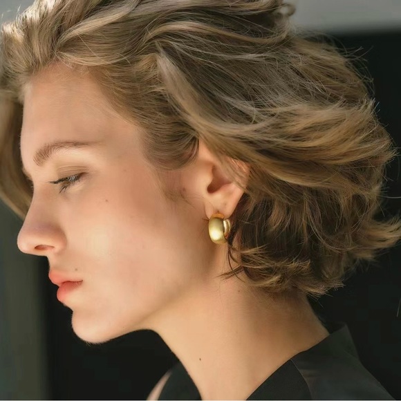 Bold U Hoops Earrings - Picture 5 of 11